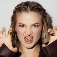 АНЯ POKROV в MAX