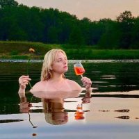 Барышня шутить изволит в MAX