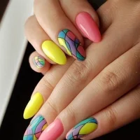 Интересные дизайны маникюра 2025 в MAX