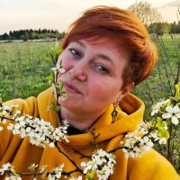 Туся на грядках в MAX