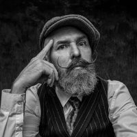 Максимальный фотограф с бородой в MAX