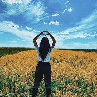 Счастливая девушка в MAX