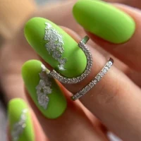 Первый по ногтям💚